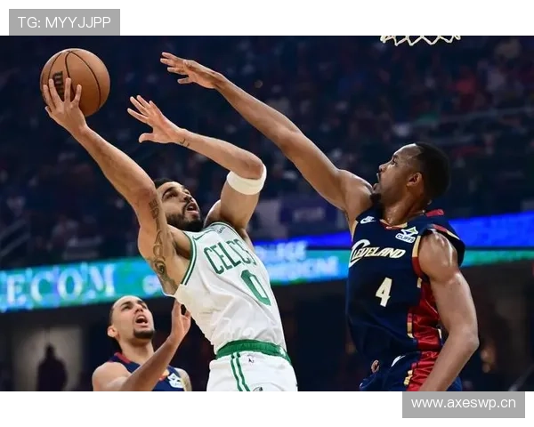 米德尔顿突破制造多次挡拆助攻，提升雄鹿关键时刻效率